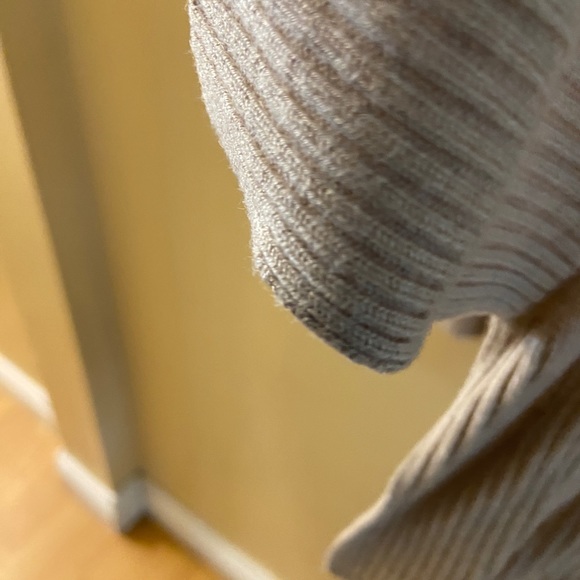 Cream lightweight long sweater size medium - Picture 8 of 11